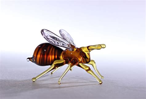 Bee glass in transparent glass 